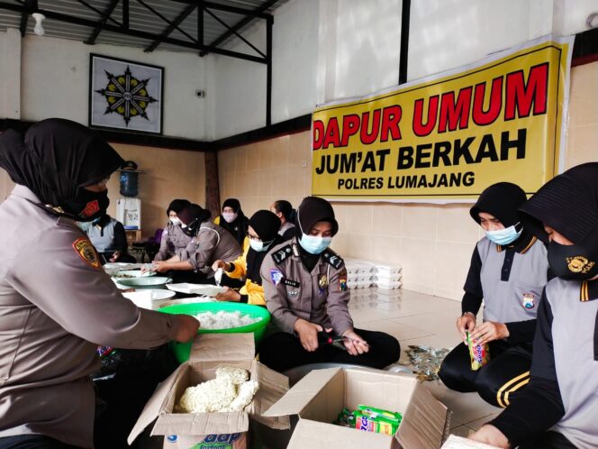 
					Kapolres Lumajang Gelar Dapur Umum Jum’at Berkah Polres Lumajang di Rumah Dinas