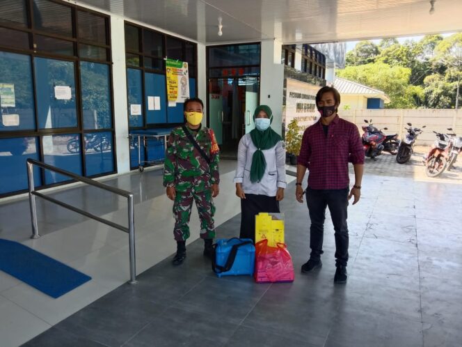 
					Sertu Rohaili Melaksanakan Pengawalan Dan Monitoring Pendistribusian Vaksin Covid-19 Di Gudang Instalasi Farmasi Pesisir Barat