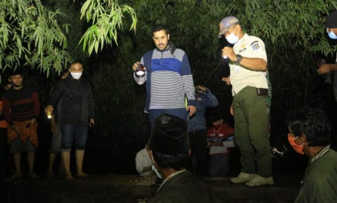 
					Bagikan Nasi dan Cari Penyebab Banjir, Walikota Probolinggo Blusukan Ke Tiga Kelurahan