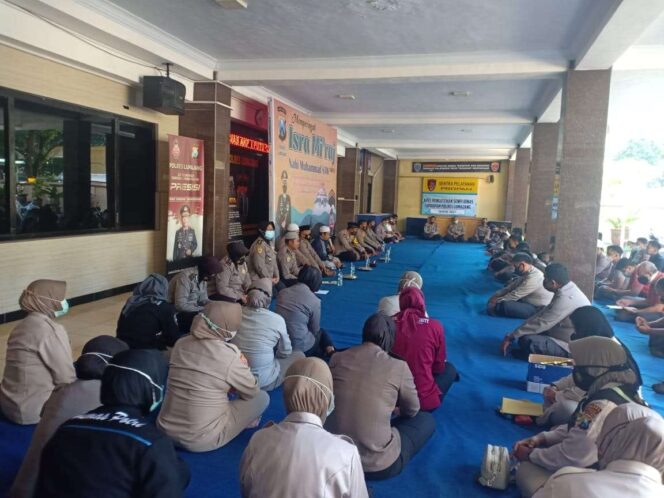 
					Kapolres Lumajang Beserta Jajaranya Peringati Isra Mi’raj 1442 H di Lobi Polres