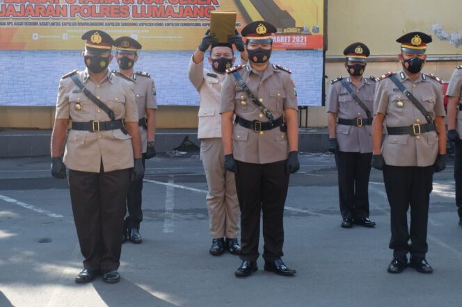 
					Kapolres Lumajang Pimpin Upacara Sertijab Pejabat Utama Dan Kapolsek Jajaran