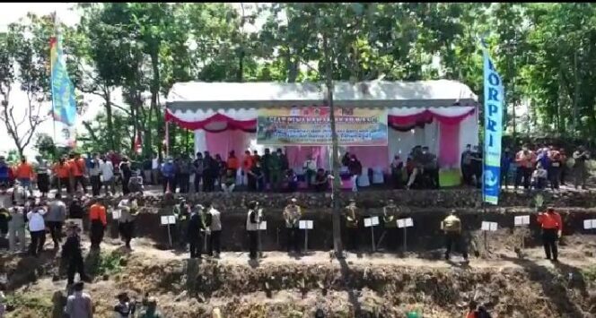 
					PERINGATI HAS-29 “FORKOPIMDA KABUPATEN MADIUN” TANAM RIBUAN POHON AKAR WANGI