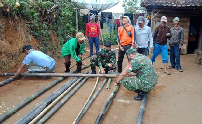 
					Serda Febriansyah Membantu Masyarakat Membuat Tempat Pembibitan Kopi