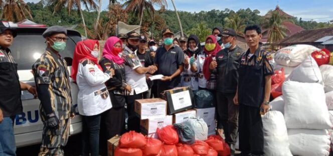 
					DPD Pekat Kabupaten Pesisir Barat Salurkan Batuan Korban Kebakaran
