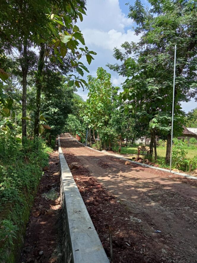 
					Pemdes Dadapan Membangun TPT Menunjang Ekonomi Desa Lebih Maju