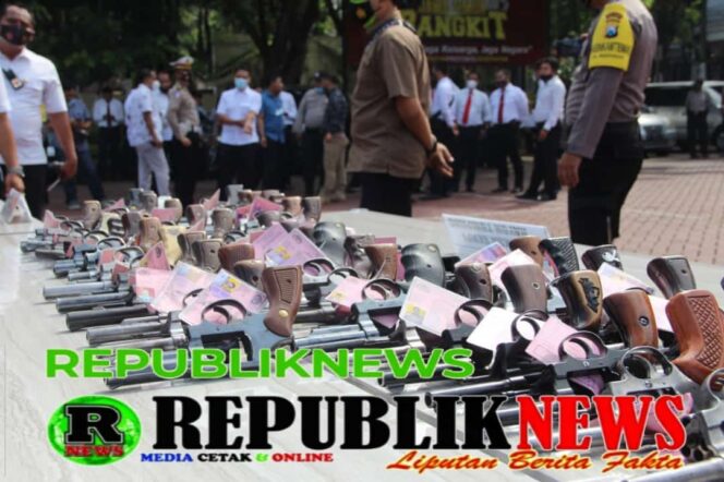 
					Kapolres Malang Pimpin Pemeriksaan Senpi Terhadap Anggota Polres Malang