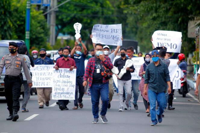 
					Wartawan Kota Probolinggo, Aksi Damai Tentang Kekerasan Terhadap Wartawan Tempo Surabaya