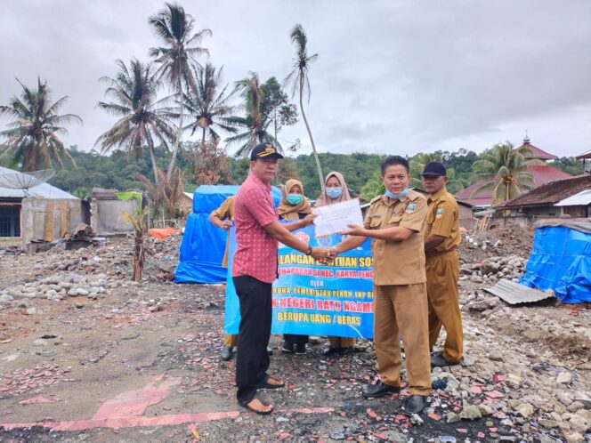 
					Kepala Pekon Negeri Ratu Ngambur serahkan Bantuan Korban Kebakaran