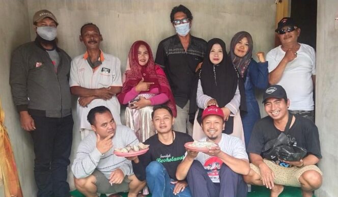 
					Menguatkan Ukuwah, Komunitas “Sampak Bersholawat” Saling Anjangsana