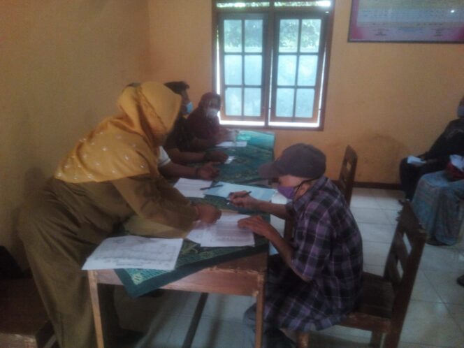 
					Pembagian BLT DD Tahun 2021 Berjalan Lancar Sesuai Protokol Covid 19