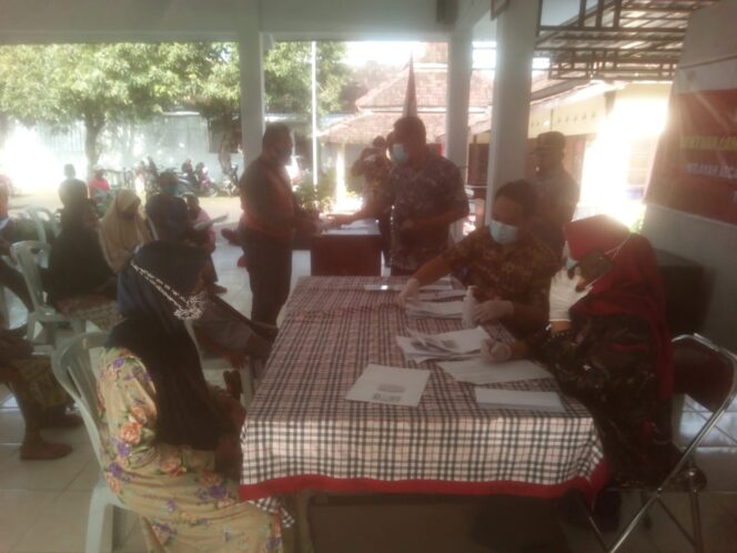 
					BLT Tahap Pertama Desa Jatimulyo Diserah Terimakan Di Kantor Kecamatan Mantingan