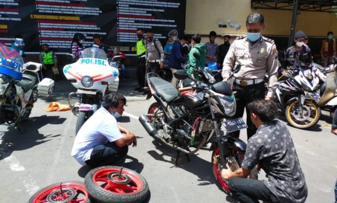 
					Satlantas Polres Lumajang Kembalikan Ranmor Hasil Razia Setelah Diubah Sesuai Spektek Oleh Pemiliknya