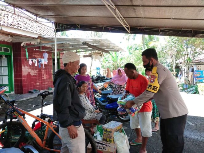 
					Kapolres Lumajang Terjun Langsung Salurkan Bansos Kepada Warga Terdampak Bencana Alam Gempa Bumi