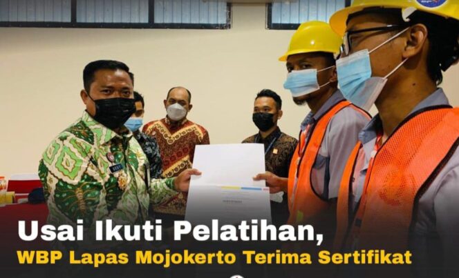 
					Puluhan Warga Binaan Kelas IIB Mojokerto Menerima Sertifikat Kerja
