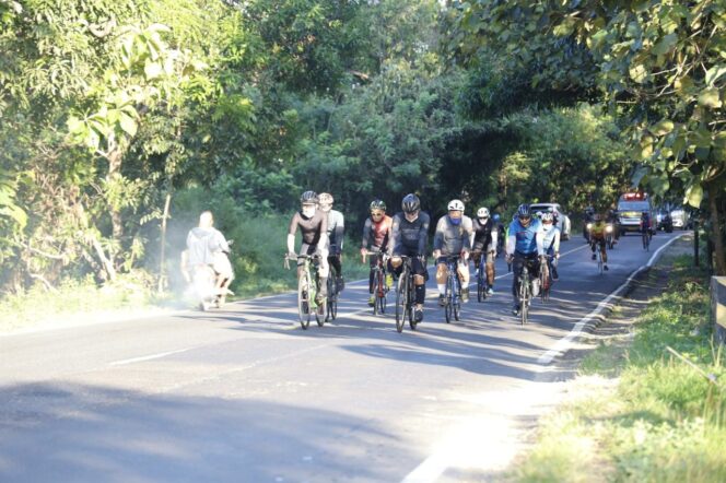 
					Pangdam V/Brawijaya dan Sekda Pemprov Jatim Tempuh 2 Wilayah Madura Dengan Gowes