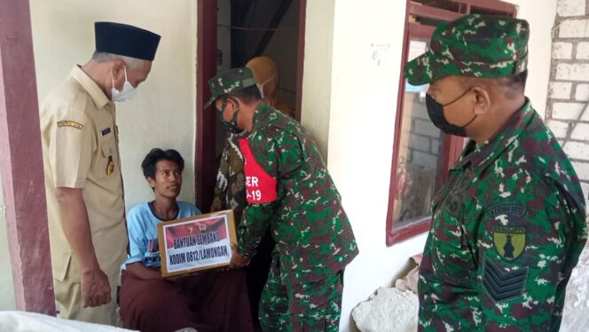 
					Kompak, Koramil di wilayah Kodim Lamongan Bagikan Paket Sembako Untuk Warga