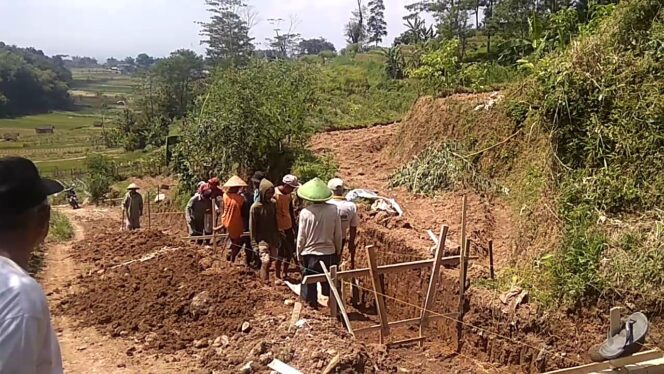 
					Dapat Program P3TGAI, HIPPA “Tirto Barokah” Desa Buluharjo Bangun Saluran Irigasi