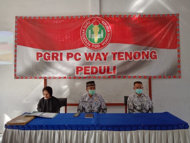 
					Ketua Cabang PGRI Way Tenong Berikan Tali Asih Kepada Anak Yatim Piatu