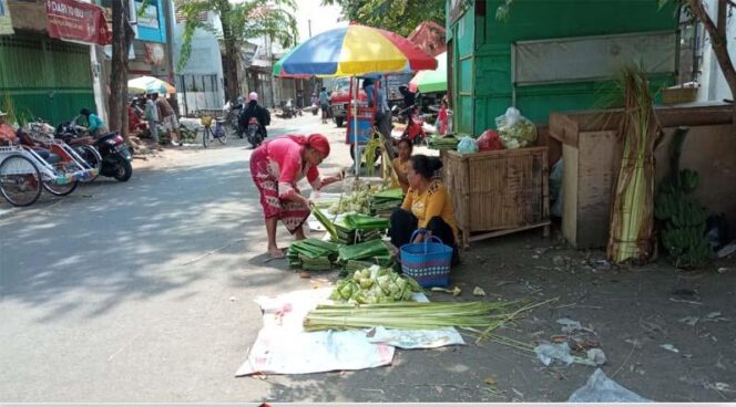 
					Mulai Ramai Pedagang Ketupat Di Pasar Tradisional Probolinggo