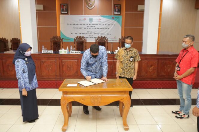 
					Mantapkan Program Smart City “Pemkot Probolinggo Teken Kerjasama Dengan PT Telkom Tbk dan PT Telkomsel”