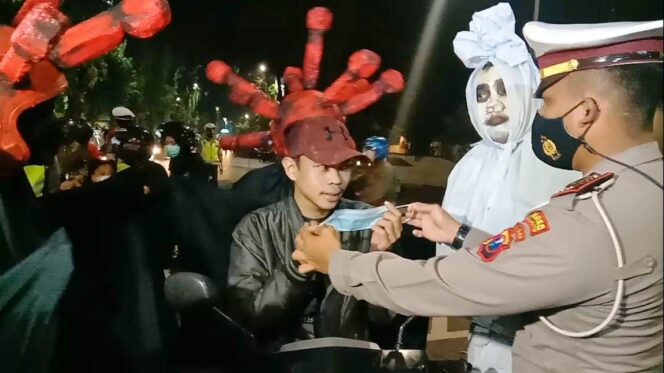 
					Dengan Teatrikal “Pocong” Satlantas Polres Lumajang Sosialisasikan Bahaya Virus Corona