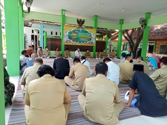 
					Pemerintahan Kecamatan Panarukan- Situbondo Gelar Halal Bihalal dan Silaturahmi