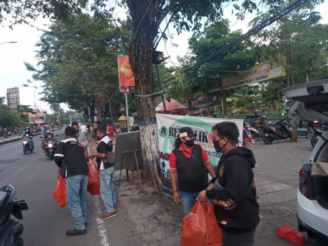 
					Managemen PT. Satu Pena Berkarya, Media RepublikNews Berbagi Takjil Di Taman Kota Caruban