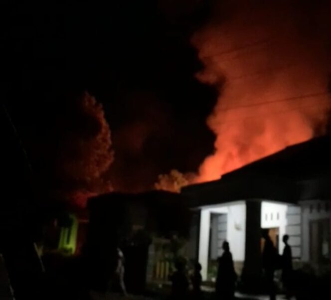 
					Si Jago Merah Hanguskan Rumah Warga Batu Kebayan