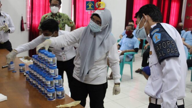 
					BERSINERGI DENGAN BNNP JAWA TIMUR DAN POLSEK WARU, RUTAN SURABAYA LAKSANAKAN TES URINE BAGI 50 WBP