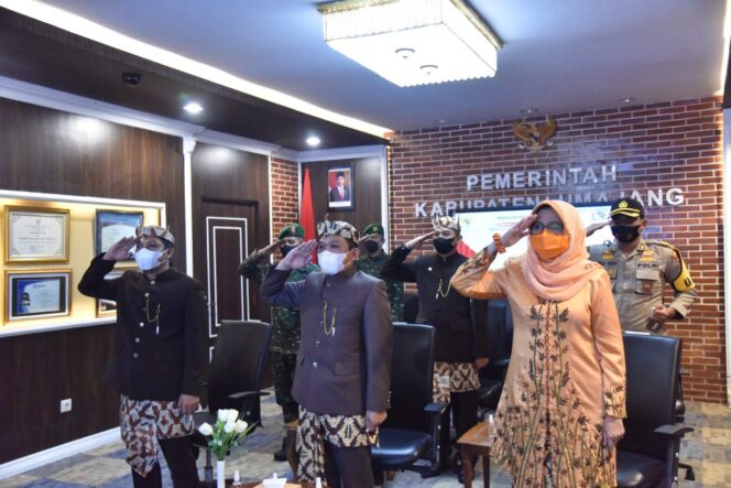 
					Kapolres Bersama Forkopimda Lumajang Mengikuti Upacara Hari Lahir Pancasila Secara Virtual