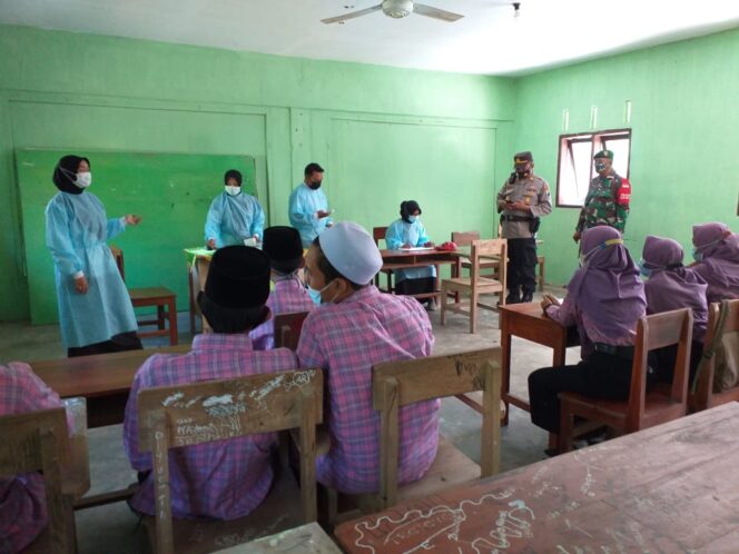 
					Polsek Rowokangkung Bersama Puskesmas Setempat Lakukan Skrining Kesehatan Santri