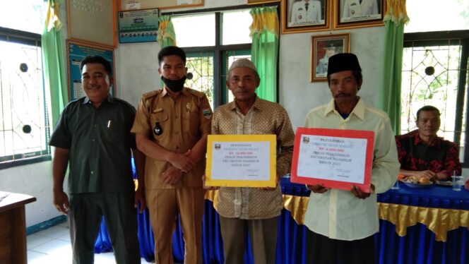 
					Pemdes Pekonmon Gelar Rakor Sekaligus Serahkan Intensif Guru dan Imam Masjid