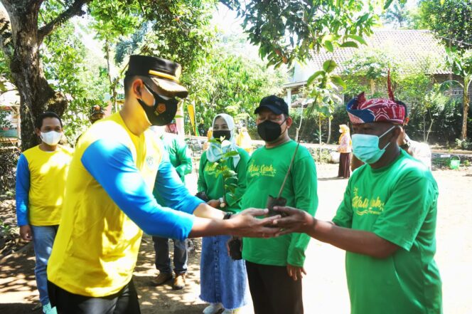 
					Hari Lingkungan Hidup Sedunia, Wakapolres Lumajang Bersama Forkopimda Tanam Pohon Nongko Londo