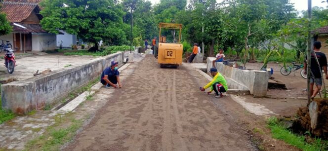 
					Pemdes Dukuh Bendo Alokasikan Dana Desa Untuk Perbaikan Jalan Aspal