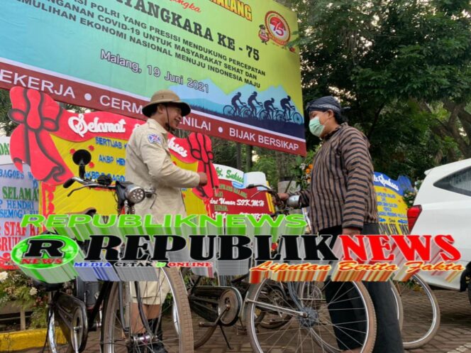 
					Unik, Polisi Jadul Ikut Gowes di Kepanjen Malang