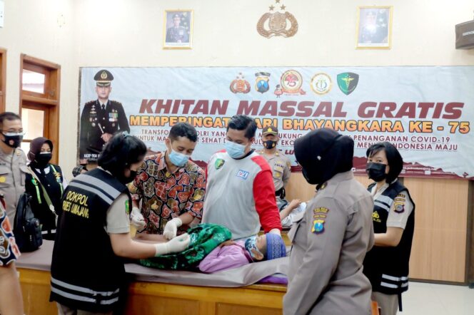 
					Khitan Gratis di Polres Lumajang, Warnai Momen Hari Bhayangkara ke – 75
