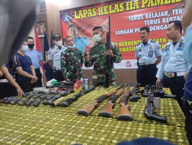 
					Menggandeng Kodim Batalyon A516, Jajaran Lapas Pamekasan Adakan Pemeliharaan dan Perawatan Senjata api