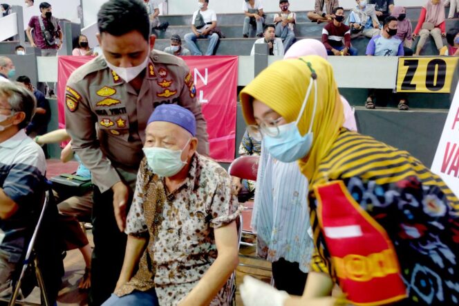 
					Serbuan Vaksinasi Nasional “TNI Polri di Lumajang” Ramah Lansia dan Disabilitas