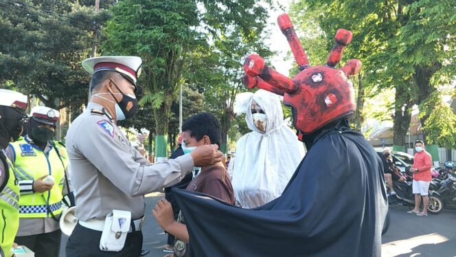 
					Satlantas Polres Lumajang Gelar Drama Teatrikal Pocong Dan Keranda Jenazah