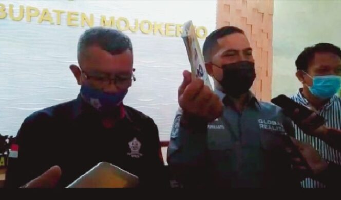 
					Oknum Anggota Dewan Kabupaten Mojokerto di Laporkan Ke Ketua DPRD dan Polisi