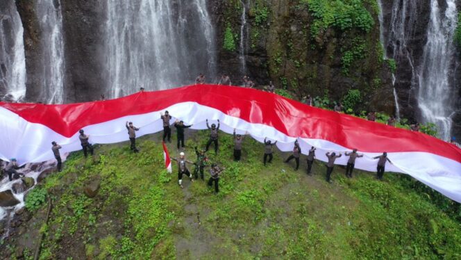 
					Hari Bhayangkara ke 75, Polres Lumajang Kibarkan Bendera Merah Putih Raksasa