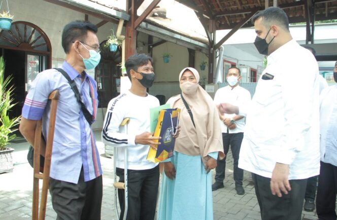 
					Lepas Keberangkatan Lukman Hakim ke Puslatda Jelang Peparnas, Begini Pesan Wali Kota Probolinggo