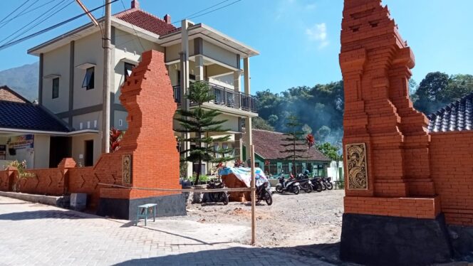 
					Untuk Kemajuan Lingkup Desa, Pemdes Pacalan Bangun Pagar Dan Gapura Bernuansa Kerajaan