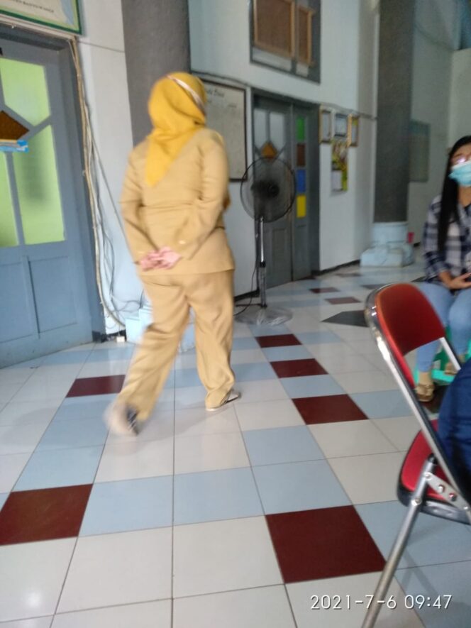 
					Saat Jam Dinas, Beberapa Oknum Pegawai Dispendukcapil Situbondo Dijumpai Tidak Memakai Sepatu