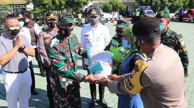 
					Tiga Pilar Bersama Yayasan Budha Tzu Chi Bagikan Beras