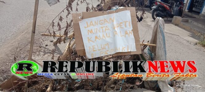 
					Waooow…Jalan Berlubang Masuk Pasar Dampit Bertulisan “Jangan Minta Upeti Kalo Jalan Belum di Perbaiki”