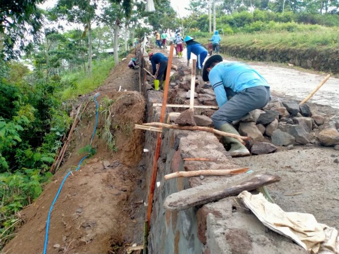 
					RAWAN LONGSOR, PEMDES PUNTUK DORO BANGUN TALUD PENGAMAN JALAN