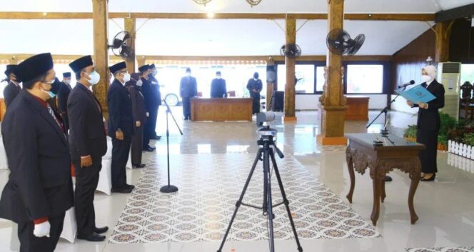 
					Bupati Probolinggo Lantik 17 Pejabat Eselon II Dan III