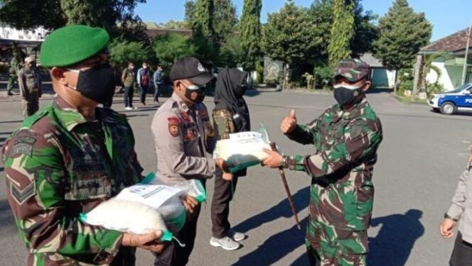 
					Bersama Awak Media Kodim 0820 Probolinggo Salurkan 44 Ton Beras