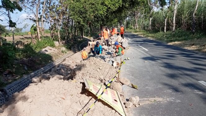 
					PUPR BINA MARGA MAGETAN, PACU PERBAIKAN INFRASTRUKTUR BANGUN TALUD JALAN